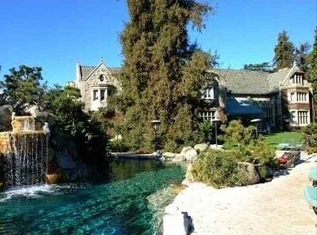 Hugh HEFFNER  - 1971 YILI DEĞERİ: 1.1 MİLYON $ - 2013 YILI DEĞERİ: 54 MİLYON $