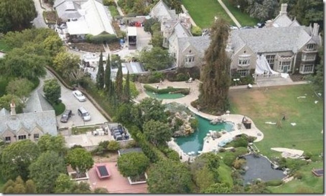 Heffner, Beverly Hills'in en tanınmış yapılarından olan ve aynı zamanda 'Playboy Malikânesi' olarak da bilinen yapıyı 1971 yılında 1.1 milyon dolara aldı. -