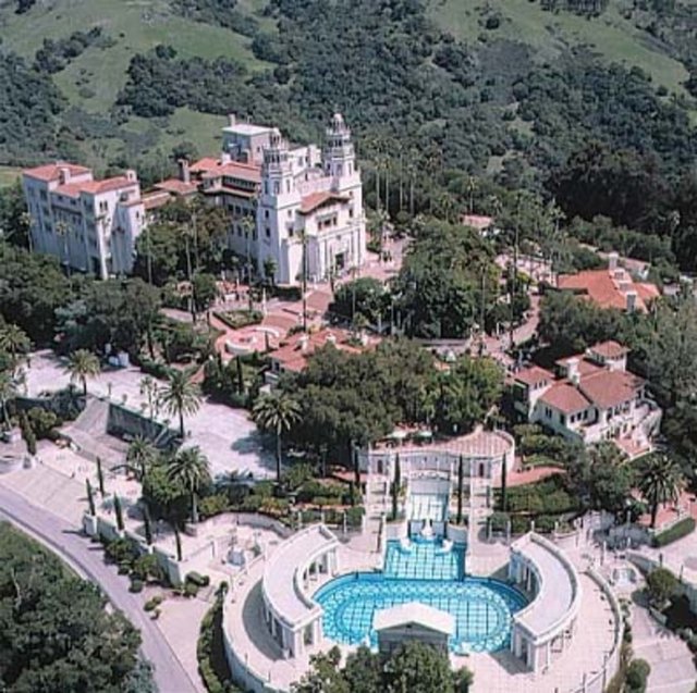 Ancak gayrimenkule doymayan dede Hearst, Büyük Buhran döneminde ülke çöküşün eşiğine geldiğinde 50 milyon dolara ülkenin çeşitli bölgelerinde lüks konut alımlarına devam etti.