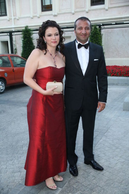 ERKUT SOYAK VE BOŞANDIĞI EŞİ ASLI HANIM