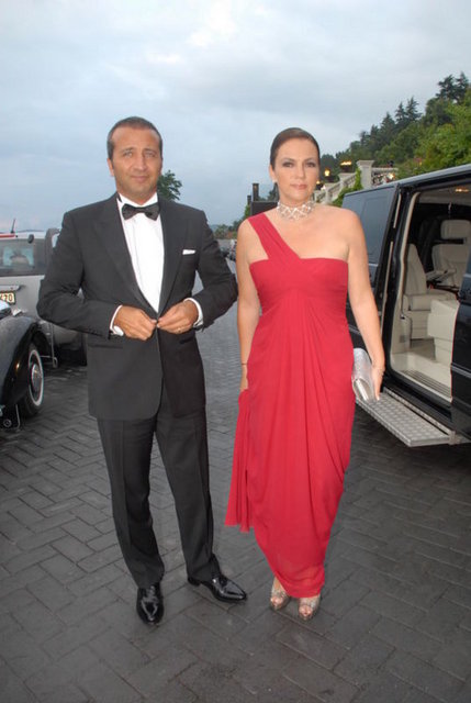 ERKUT SOYAK VE BOŞANDIĞI EŞİ ASLI HANIM
