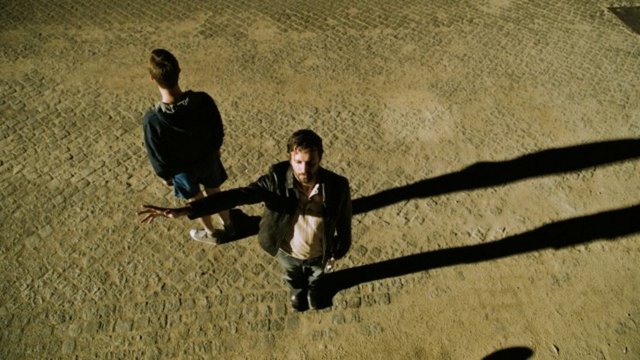 Öğrencilerine de bu ilginç metodları aşılamaya başlar. Enstitüdeki öğrencilerden biri olan Eva da baston kullanmadan yürümeyi istemektedir.