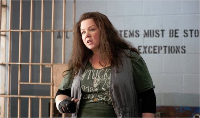 İkisi de birbirinden kişilik ve çalışma yöntemi olarak oldukça farklı olan bu iki kadın erkeklere taş çıkartacak bir iş birliği ile çete avına çıkarlar! Tabii bu komik macera boyunca başlarına türlü işler de açılacaktır...