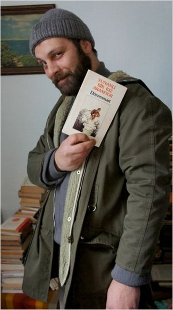 Agapi yıllar sonra 80'li yaşlarına geldiğinde yıllar önce bırakmak zorunda kaldığı evini aramaya koyuluyor.