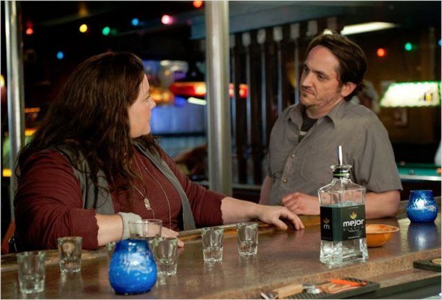 Kaçıklığı ile ün yapmış kadın polis memuru Shannon Mullins ile birlikte çalışarak bir Rus gangsterin ve çetesinin peşine düşerler.