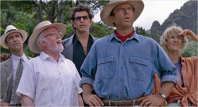 Milyarder John Hammond öncülüğündeki bilimadamları, son derece ilginç ve karmaşık testler deneyerek bu sivrisinek fosillerindeki kan örneklerini almayı başarırlar.