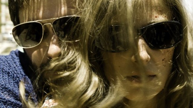 Görme yetisi olmayan Ian, Lizbon'da görme engelli insanlar için özel eğitim veren bir enstitüye eğitmen olarak atanır.