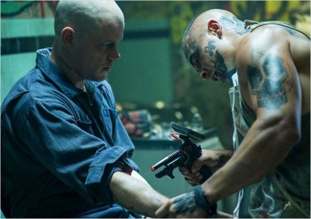 Yıl 2154, insanlar iki sınıfa ayrılıyorlar: bir grup çok varlıklı olup Elysium adı verilen bir uzay istasyonunda yaşıyorlar, geriye kalanlarsa çok kalabalık bir nüfus olarak çökmüş, yıkılmış dünyada yaşam savaşı veriyorlar.