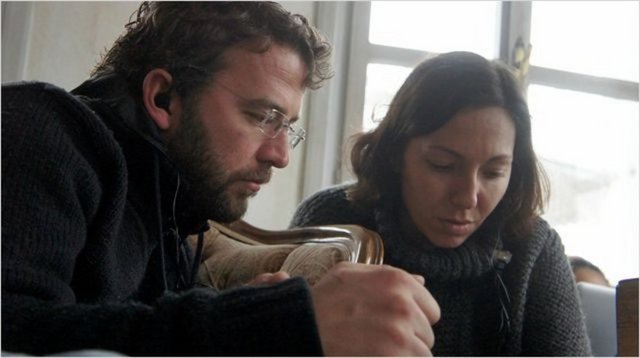 Yanına genç torunu Elpida'yı da alarak Ege'ye gelen Agapi eski evini bulsa da ev artık başka birine aittir.