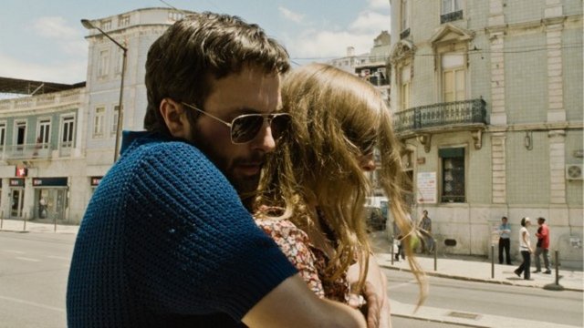 Ian onunla birlikte sokaklara atılarak, genç kadını daha önce görmediği bu dünyanın içerisinde farklı bir keşife çıkarır.