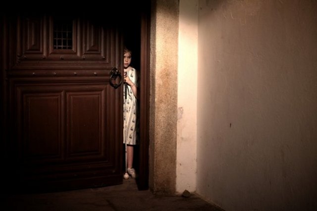 Hayat dolu idealist bir insan olan Ian buradaki öğrencilerine günlük olarak alışılmışın dışında eğitimler vermeye başlar.