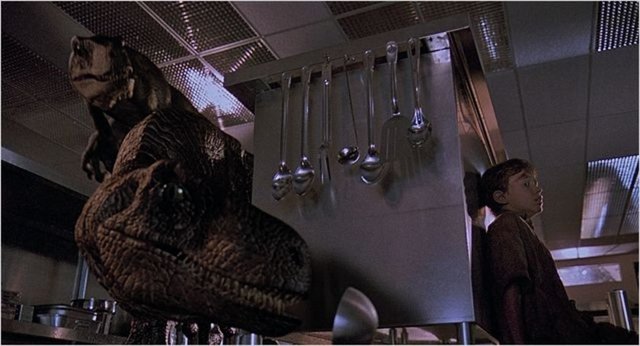 Hammond hükümetten kiraladığı bir adada klonladıkları bu vahşi hayvanlar için elektrikli tellerle çevrili bir hayvanat bahçesi kurmuştur.