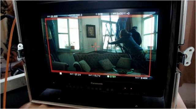 Genç sinemacılar Dilek Keser ve Ulaş Güneş Kacargil'in beraber imza attıkları ilk uzun metrajlı filmi olan yapım mübadele yıllarının izlerine karşı pencereden bakan bir yapım...