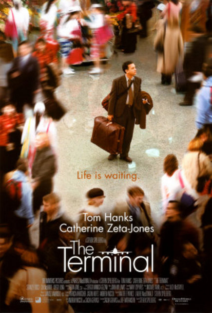 Terminal (2004)  - Yönetmen Steven Spielberg, oyuncu Tom Hanks ve Catherina Zeta-Jones gibi ödüllü isimleri biraraya getiren Terminal, oldukça etkileyici bir film. Paris Charles de Gaulle Havalimanı'nda 18 yıl mahsur kalan İranlı mülteci Mehran Karimi Nasseri'nin gerçek hikâyesinden esinlenilerek kurgulanan Terminal, oldukça ilginç bir öyküye sahip. Filmde sözde Doğu Avrupa'da yer alan Krakozya isimli fantastik bir ülkeden New York'a giden Viktor Navorski'nin uçuşu sırasında ülkesinde darbe yaşanır. Uçak indiğinde pasaportu artık geçersiz olan Navorski, ne ABD'ye girebilir ne de savaşın devam ettiği ülkesine dönebilir. JFK Havalimanı'nda sıkışıp kalan Navorski, orada çalışanlarla dostluk kurar, iş bulur ve hatta âşık olur. IMDB Notu: 7.1 / 10