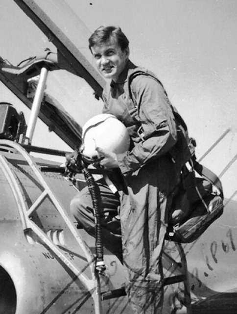YERLİ YAPIMLARŞafak Bekçileri (1963) Türkiye'nin ilk havacılık filmi Şafak Bekçileri, Türk Hava Kuvvetleri'ndeki iki pilotunun aynı kıza âşık olmasıyla gelişen olayları anlatıyor. Türk Hava Kuvvetleri'nin destek verdiği Şafak Bekçileri'nin çekimleri, Eskişehir'de 1. Ana Jet Üssü'nde gerçekleştirilmiş. Göksel Arsoy, Ekrem Bora, Nilüfer Aydan ve Leyla Sayar'ın başrol aldığı film, siyah beyaz. Çekimlerin yapıldığı hava üssünde, yedek subay olarak askerliğini yapan Cüneyt Arkın'ın, film sayesinde yönetmen Halit Refiğ'le tanışıp sinema kariyerine adım atmış olması da ilginç bir detay. IMDB Notu: 5.8 / 10