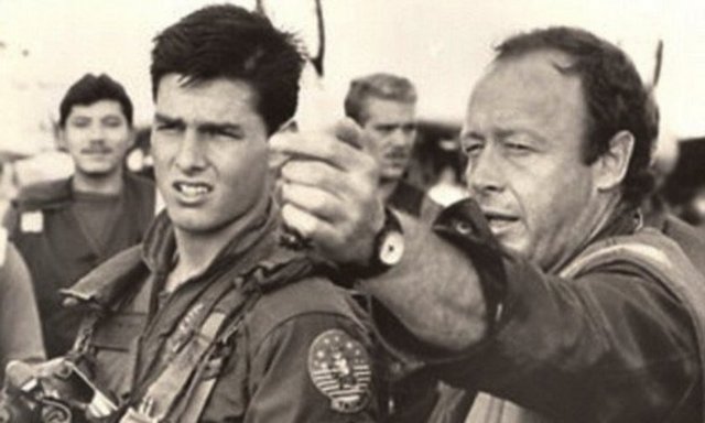 Yıl 1986. Yönetmen Tony Scott ve ekibi, Top Gun'ın çekimleri için dünyanın en uzun uçak gemisi, 342 metrelik USS Enterprise CVN-65'in güvertesinde çalışıyor.