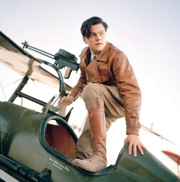 Göklerin Hâkimi The Aviator (2004) 11 dalda Oscar'a aday gösterilip 5 dalda ödül alan, aynı zamanda BAFTA En İyi Film Ödülü ve Drama dalında En İyi Film Altın Küre Ödülü'nü kazanan Göklerin Hâkimi; havacılıkla ilgili filmleri sevmeseniz bile izlemeniz gereken muhteşem bir yapıt. Film, dünyanın en büyük uçağı H-4 Hercules'in mimarı ve Hughes Uçak Üretim Şirketi'nin kurucusu Howard Robard Hughes'ın kariyerinin ilk 20 yılını anlatıyor. Yönetmen Martin Scorsese'nin oldukça gevşek dokuduğu hikâyenin boş bırakılan birçok detayı seyirci tarafından tamamlanmayı bekliyor. Hughes'ı ünlü oyuncu Leonardo DiCaprio canlandırıyor. IMDB Notu: 7.5 / 10