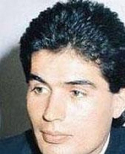 Mankenlikle başladığı kariyerini oyunculukla sürdürdü.  -  -  -  -