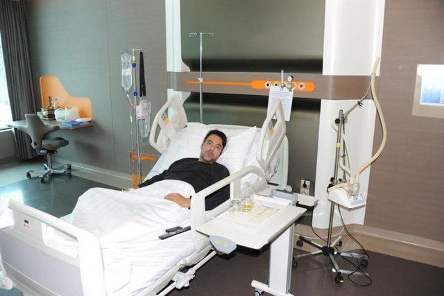 Orhon'un yıllardır sıkıntı yaşadığı kiloları nedeniyle bir süre önce taktırdığı kelepçe midesinin yırtılmasına neden oldu. Ölümden dönen şarkıcı bunun üzerine üçüncü kez ameliyat masasına yatarak midesinin dörtte üçünü aldırdı.