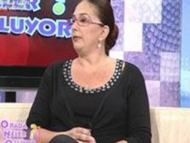 Modern dans ile geleneksel göbek dansını birleştiren tarzıyla dikkat çeken Orhon, 1980 Eurovision birincisi İrlandalı şarkıcı Johnny Logan ile yaşadığı aşkla da konuşulmuştu.