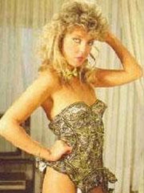 Arnavutköy Amerikan Kız Koleji mezunu olan Ahu Tuğba, 80'lerin en güzel yıldızlarından biri.