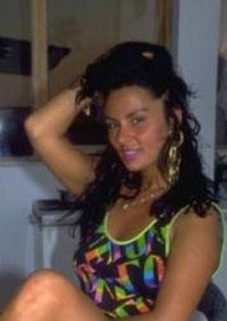 Gerçek adı Şener Dönmez olan Çakmaklı, liseyi bitirdikten sonra bir dönem mankenlik yaptı. "İçimizden Birileri" adlı TV filminde ufak bir rol aldı. Sahnelerde solistlik de yapan Çakmaklı 2000 yılında kendi adını taşıyan bir de albüm çıkardı.  -