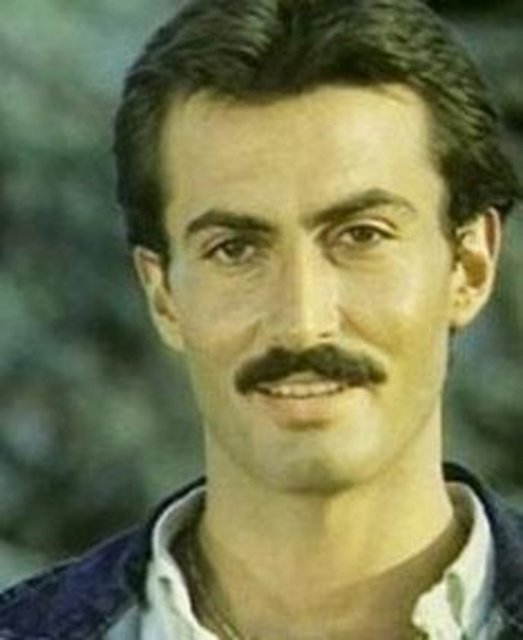 Faruk Peker de 1980'lerin ülü ve yakışıklı aktörlerinden biriydi.