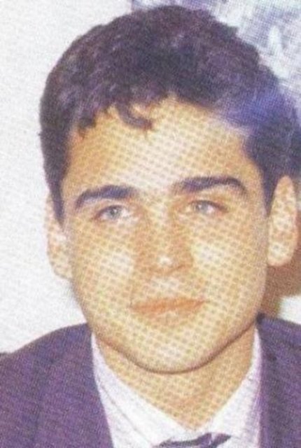 Tolga Savacı, yeşil gözleri vebebeksi yüzüyle dönemin en popüler oyuncularından biriydi.