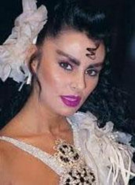 1962 Eskişehir doğumlu olan Çakmaklı, o dönemin bir başka yıldızı Banu Alkan'ın en büyük rakibiydi.