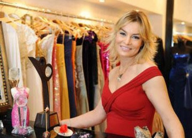 Sanatçı, Alinur Velidedeoğlu'nun çektiği ''Pelikan'' kalemleri reklam filminde oynadıktan sonra Şerif Gören yönetiminde Kadir İnanır'la başrolünü paylaştığı ''Sen Türkülerini Söyle'' filmiyle beyazperdeye adım attı