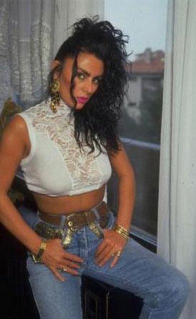 Serpil Çakmaklı, 1980'lerin sinemasına damga vuran yıldızlardan biriydi. Özellikle de o dönem moda olan kelebek şeklindeki tokalarla yapılan saç modeli de onun adıyla anılır.