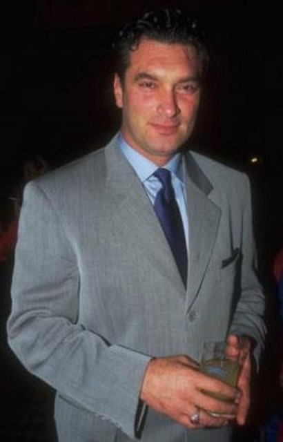 Arka plandaki Çarkı Felek'i biliyorsunuz. Peki ya bu ünlüyü.