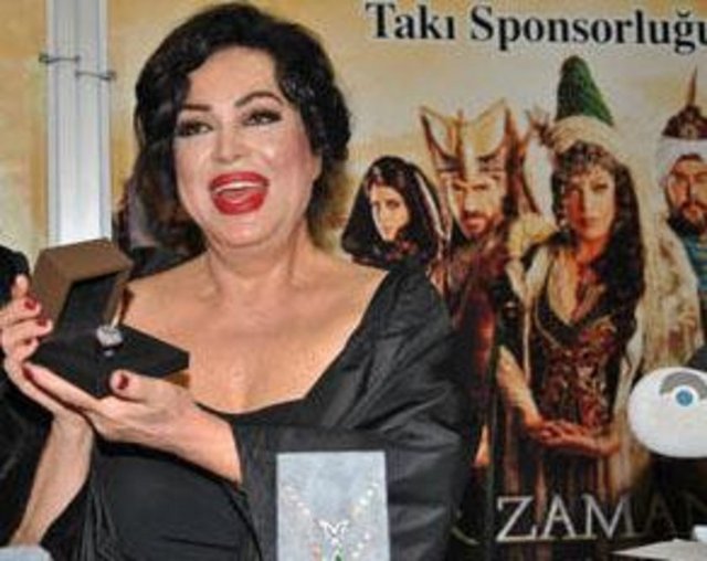 Türkan Şoray da güzelliğiyle yıllara meydan okuyor. -