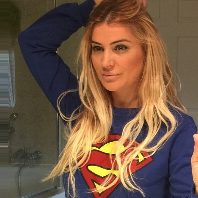 Karlı, sözlü olarak söylemese de fotoğraflarla yüzünün yeni halini takipçilerine göstermiş oldu.