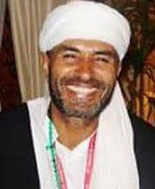 Ama sonra hayat görüşü de değişti. Dine yöneldi ve gösteri dünyasından elini etiğini çekti.  -  -  -  -  -  -  -  -