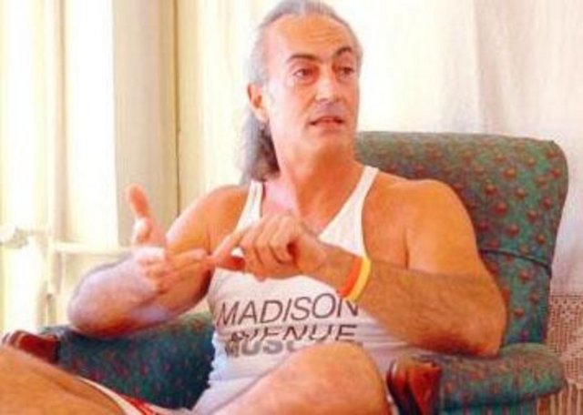 2000'li yılların başında TV dizilerinde oynadıktan sonra gösteri dünyasından çekildi.