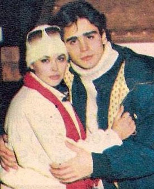 Manken olarak başladığık kariyerini oyuncu olarak sürdürdü.