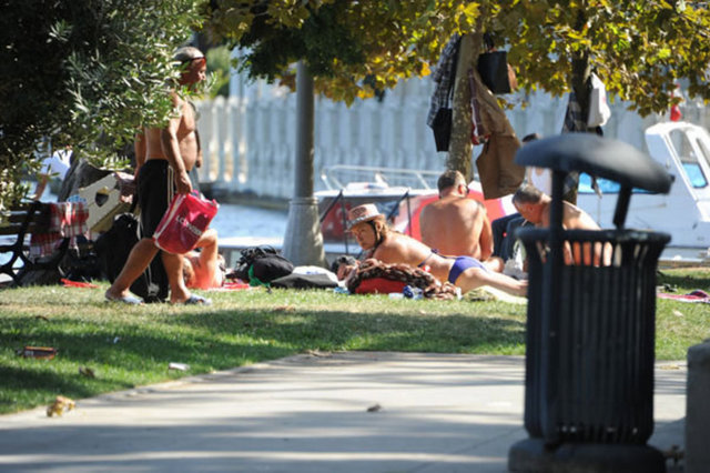 Daha sonra çimler üzerine uzanıp hem güneşlendi hem de arkadaşlarıyla sohbet etti... -