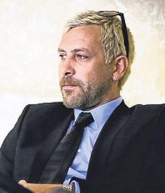 Nejat İşler rol aldığı dizilerde sık sık görünüşünü değiştiriyor.