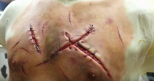 İşte set ekibinin profesyonel makyözleri ünlü oyuncunun ayı saldırısı sonucu aldığı yaraları böyle hazırladı...