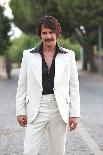 Sinemaseverlerin karşısına bambaşka bir karakterle çıkmaya hazırlanan Günsur, rol gereği imajını değiştirerek saçlarını uzattı. O dönemi yansıtan kıyafetli fotoğrafları basına dağıtılan oyuncu, yeni projesinde gitarı eline alıp şarkılar seslendirecek.