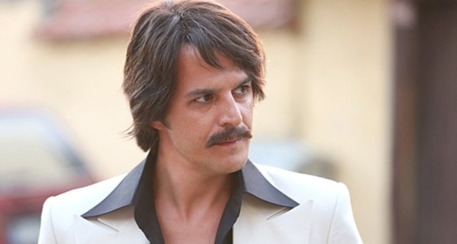 Muhteşem Yüzyıl'da kaftanla görmeye alıştığımız Mehmet Günsur, yeni filminde bambaşka bir kimliğe büründü.