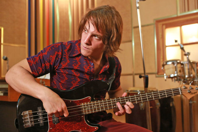 Son dönemde sık sık Kıvanç Tatlıtuğ ile karşılaştırılan, genç kızların sevgilisi Kerem Bursin, hayranlarını şaşırtacak.