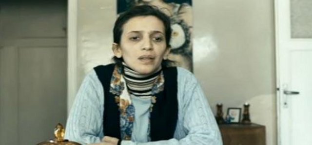 Son dönemin yükselen genç kuşak yıldızlarından biri olan Nihal Yalçın'ı ekranın gülen yüzü olarak tanıyoruz. Ama genç oyuncu Zeki Demirkubuz'un yönettiği Yeraltı filminde bambaşka bir görüntüyle kamera karşısına geçti.