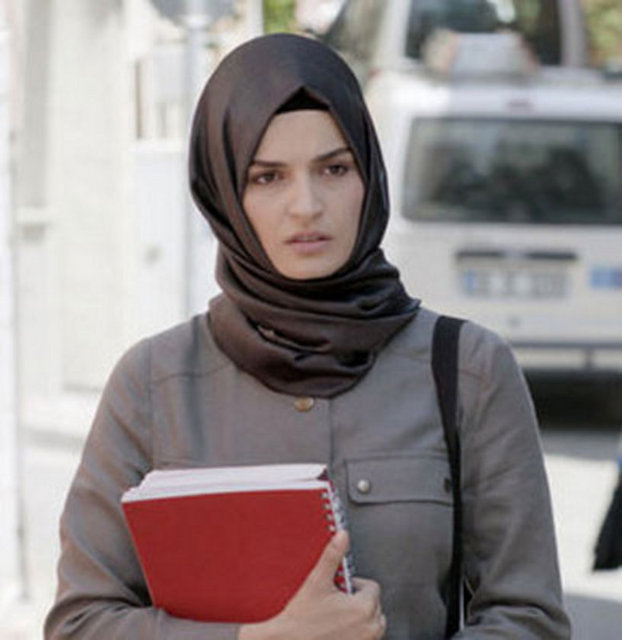 Ünlü oyuncu geçtiğimiz gün türban ve pardesü ile kamera karşısına geçti.