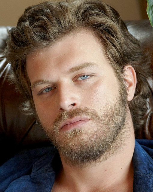 Tatlıtuğ, dizideki değişimi vurgulamak için saç ve sakallarını dönemin milli mücadele hareketine uygun olarak kestirdi.