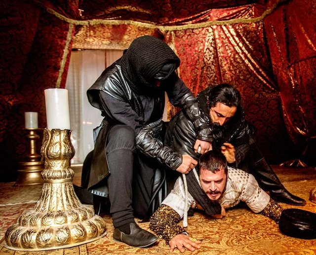 İki sezondur dizi çekimleri nedeniyle çok yoğun olan ve İtalyan eşi Katherina Mongio ve üç çocuğuna fazla vakit ayıramayan Mehmet Günsür...