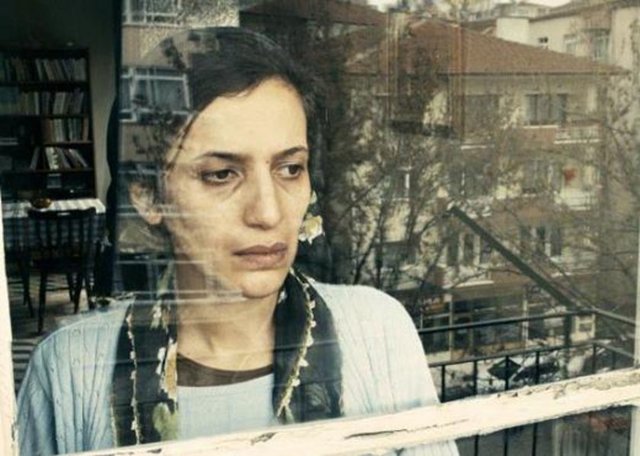 Yalçın, Dostoyevski'nin Yeraltından Notlar adlı yapıtından uyarlanan filmde Engin Günaydın, Serhat Tutumluer, Sırrı Süreyya Önder, Ufuk Bayraktar, Sarp Apak ile rol alıyor. Film, Ankara'da yaşayan memur Muharrem'in iç dünyasına odaklanıyor.