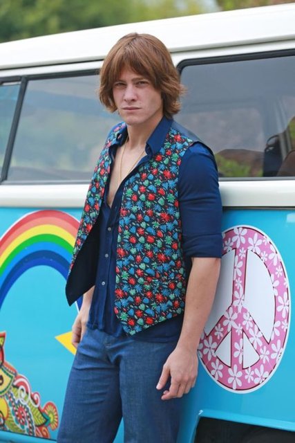 Kerem Bursin; taktığı peruk, giydiği 70'li yıllara ait kostümlerle tanınmayacak hale geldi.