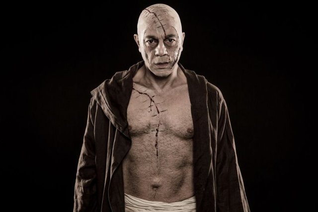 Afiş çalışması için objektif karşısına geçen Alışık, "Yüzümü görünce kendime yabancılaştım" dedi.